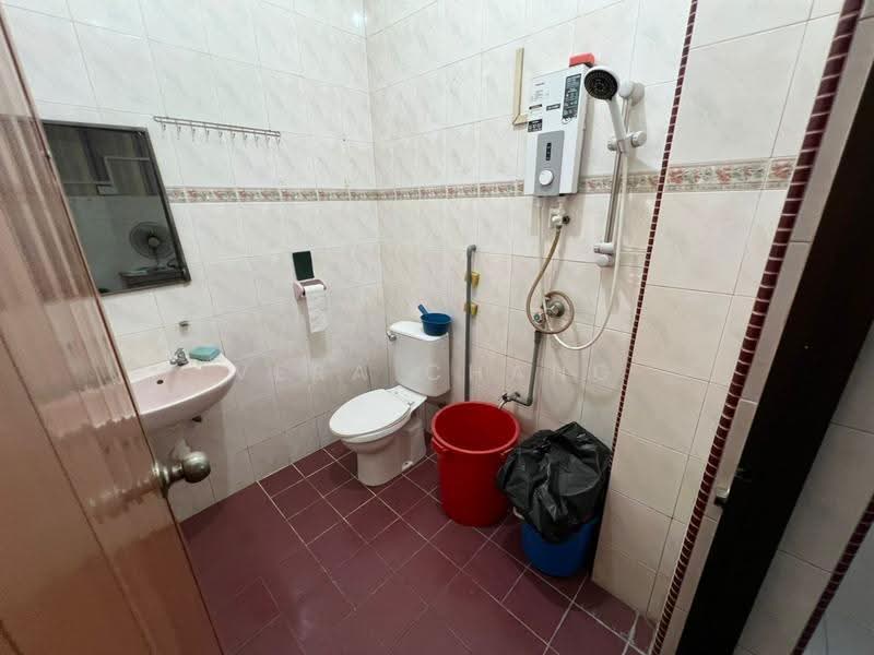2-storey Terraced House for Rent in Taman Molek (Johor Bahru) - Vera Chang - Bathroom - PropertyGuru.com.my