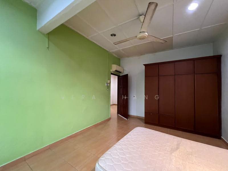 2-storey Terraced House for Rent in Taman Molek (Johor Bahru) - Vera Chang - Bedroom - PropertyGuru.com.my