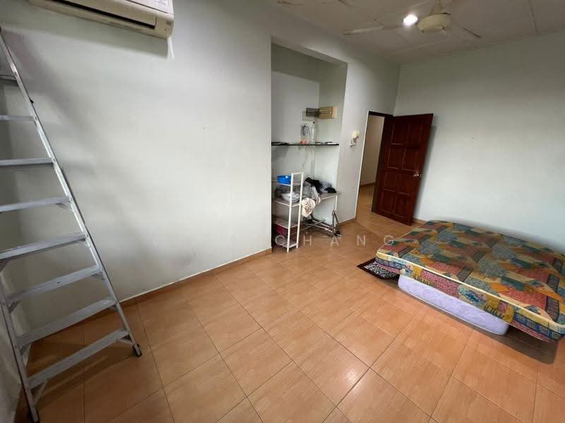 2-storey Terraced House for Rent in Taman Molek (Johor Bahru) - Vera Chang - Bedroom - PropertyGuru.com.my