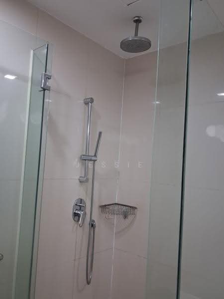 Kediaman Servis untuk Dijual di Cormar Suites (Fraser Place (Lot 163)) - Jessie Sim - Bathroom - PropertyGuru.com.my