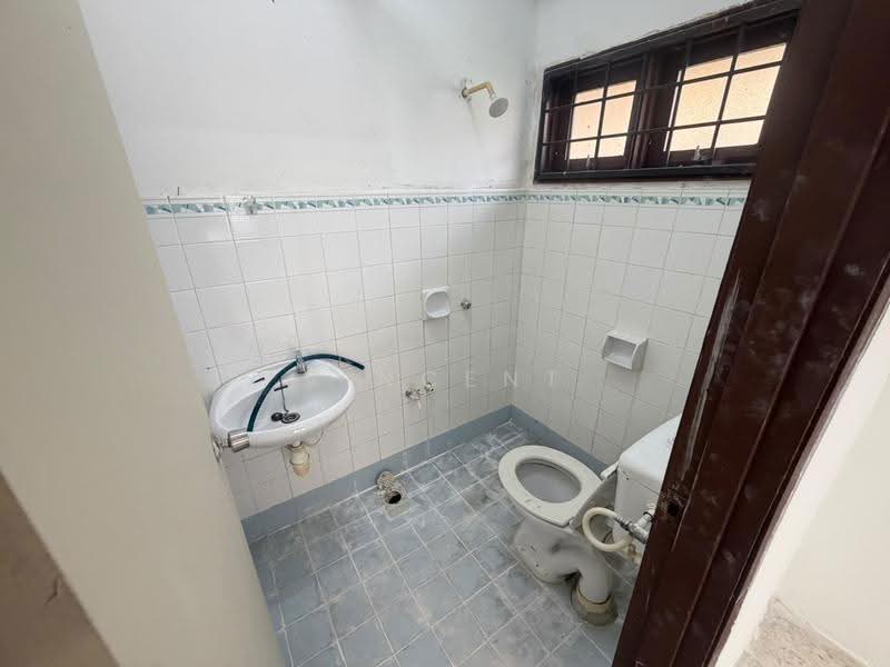 Pangsapuri untuk Disewa di Apartment Seri Teluki - Vincent Tan - Bathroom - PropertyGuru.com.my