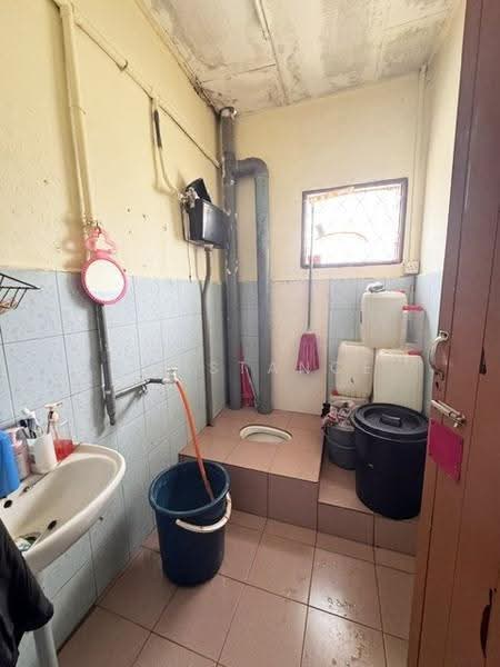 Rumah Flat untuk Dijual di Flat Bandar Selesa Jaya @ Jalan Silat Gayong - Constance Chan - Bathroom - PropertyGuru.com.my
