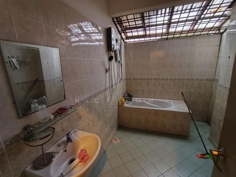 Rumah Teres 2-Tingkat untuk Disewa di Taman Mount Austin (Tebrau) - Nick Low - Bathroom - PropertyGuru.com.my