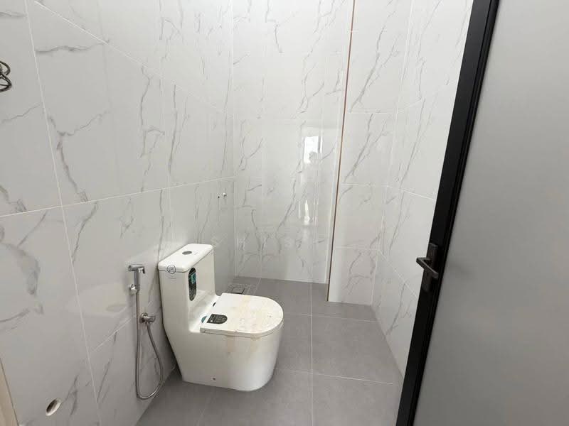 Semi-Detached House for Sale in Taman Mount Austin (Tebrau) - Shishi . - Bathroom - PropertyGuru.com.my