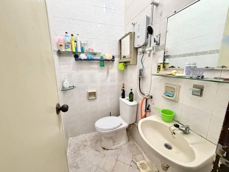 1-storey Terraced House for Sale in Taman Daya (Johor Bahru) - Yik Tat - Bathroom - PropertyGuru.com.my
