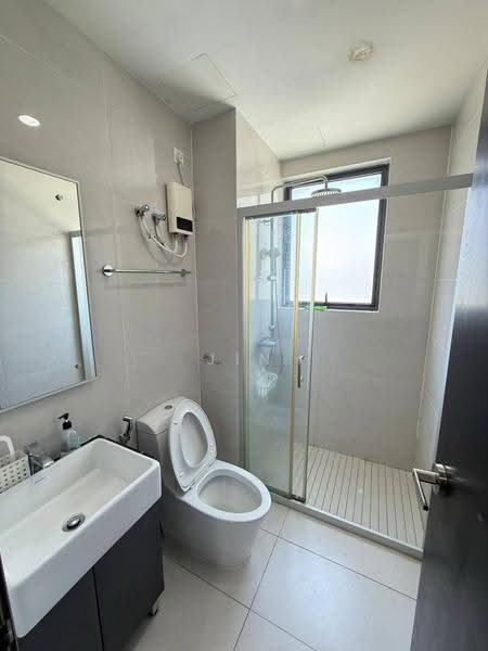 Kondominium untuk Disewa di Bay Point @ Country Garden Danga Bay - Jin Chew - Bathroom - PropertyGuru.com.my