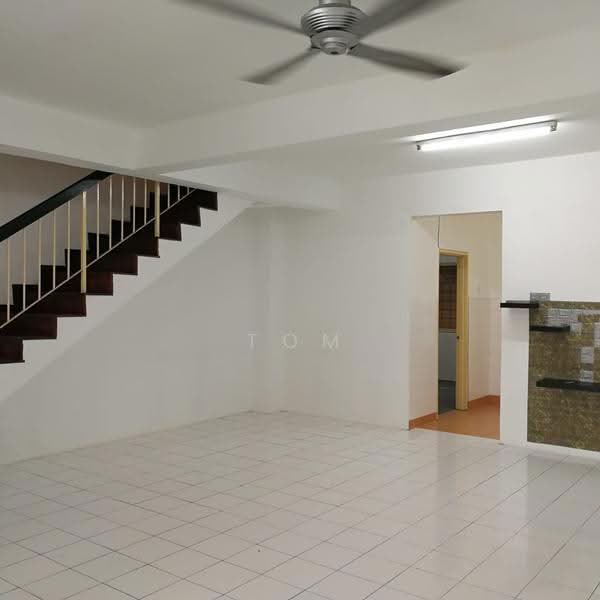 Rumah Teres 2-Tingkat untuk Disewa di Bandar Putra Permai (Seri Kembangan) - Tom Foo - Living Room - PropertyGuru.com.my