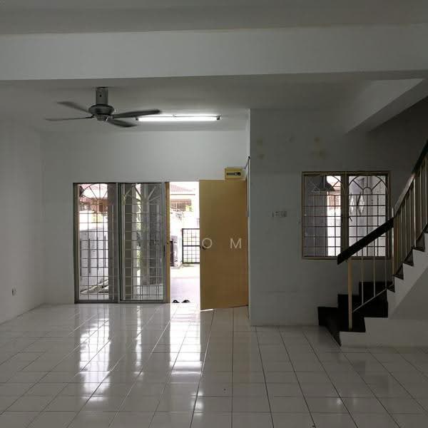 Rumah Teres 2-Tingkat untuk Disewa di Bandar Putra Permai (Seri Kembangan) - Tom Foo - Living Room - PropertyGuru.com.my