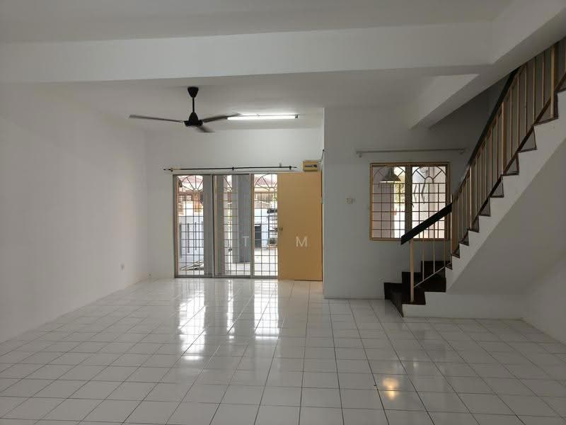 Rumah Teres 2-Tingkat untuk Disewa di Bandar Putra Permai (Seri Kembangan) - Tom Foo - Living Room - PropertyGuru.com.my