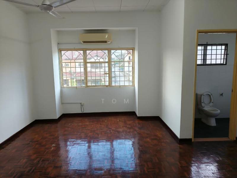 Rumah Teres 2-Tingkat untuk Disewa di Bandar Putra Permai (Seri Kembangan) - Tom Foo - Living Room - PropertyGuru.com.my