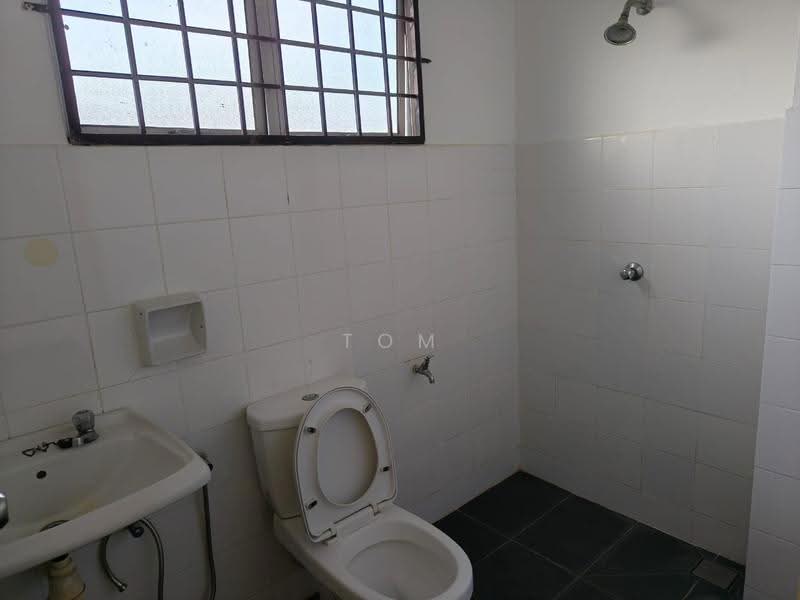 Rumah Teres 2-Tingkat untuk Disewa di Bandar Putra Permai (Seri Kembangan) - Tom Foo - Bathroom - PropertyGuru.com.my