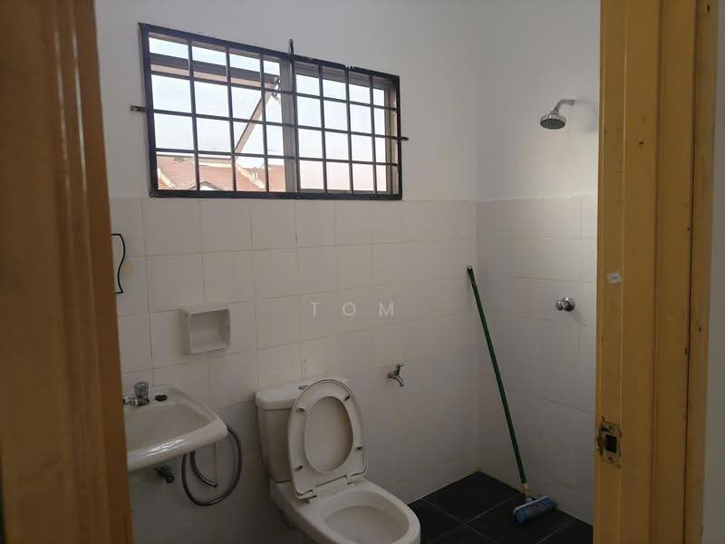 Rumah Teres 2-Tingkat untuk Disewa di Bandar Putra Permai (Seri Kembangan) - Tom Foo - Bathroom - PropertyGuru.com.my