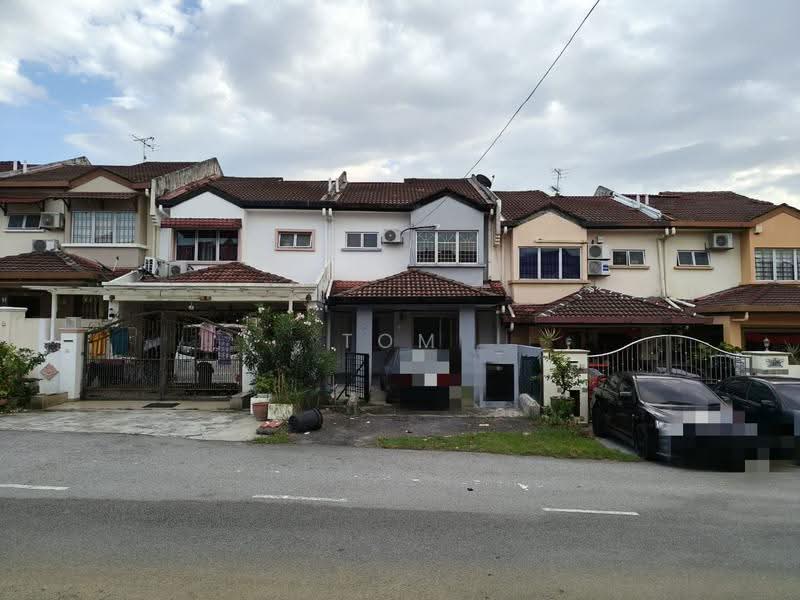 2-storey Terraced House for Sale in Bandar Putra Permai (Seri Kembangan) - Tom Foo - Exterior - PropertyGuru.com.my
