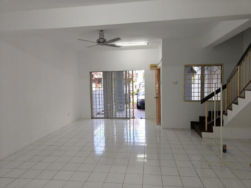 2-storey Terraced House for Sale in Bandar Putra Permai (Seri Kembangan) - Tom Foo - Living Room - PropertyGuru.com.my