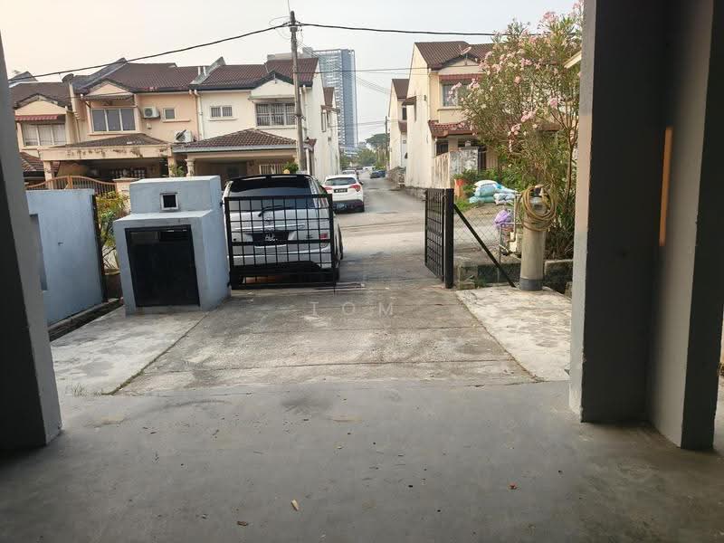 2-storey Terraced House for Sale in Bandar Putra Permai (Seri Kembangan) - Tom Foo - Exterior - PropertyGuru.com.my