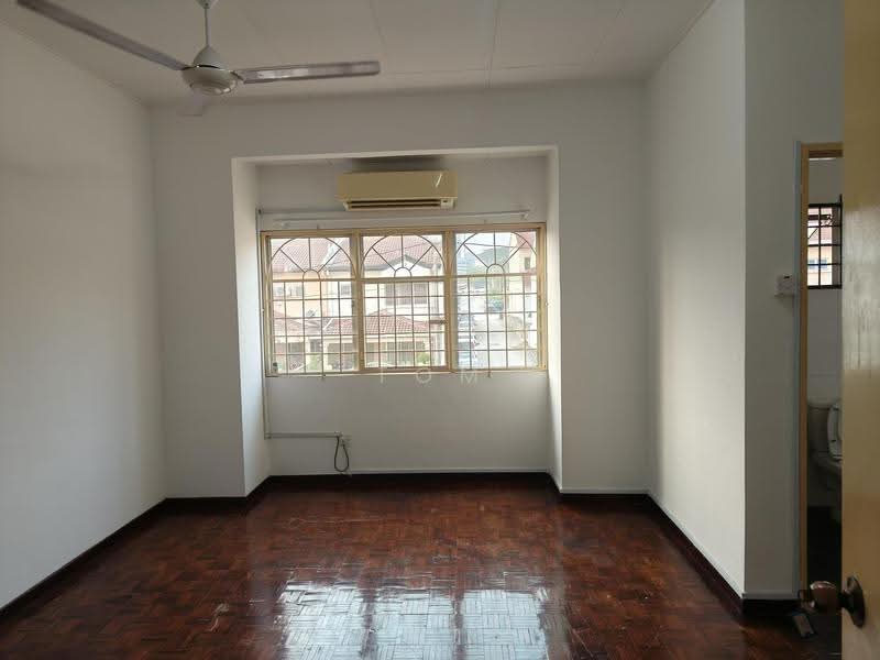 2-storey Terraced House for Sale in Bandar Putra Permai (Seri Kembangan) - Tom Foo - Living Room - PropertyGuru.com.my