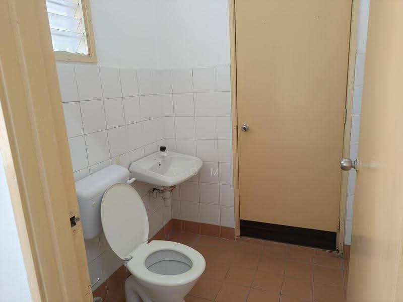 2-storey Terraced House for Sale in Bandar Putra Permai (Seri Kembangan) - Tom Foo - Bathroom - PropertyGuru.com.my