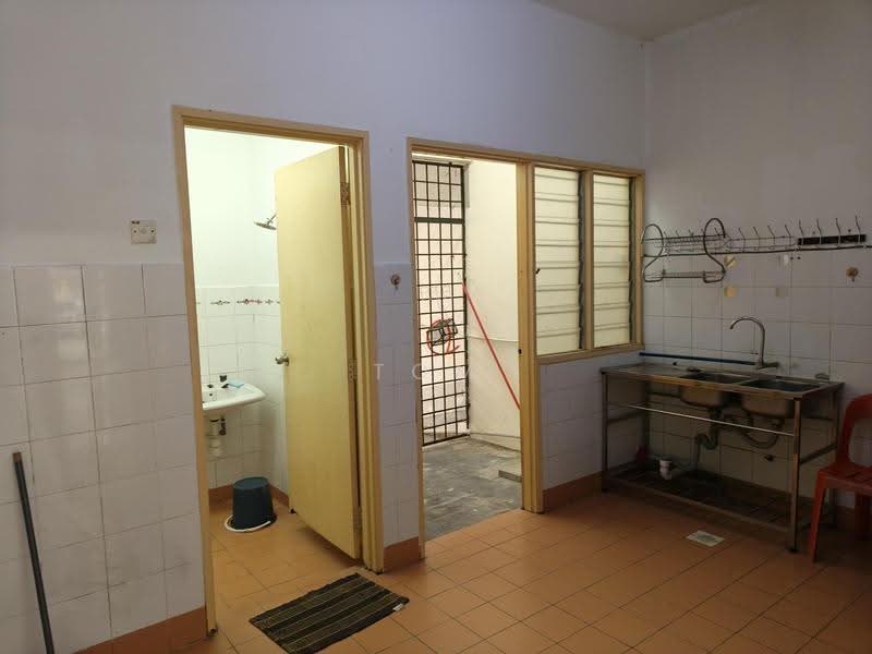 2-storey Terraced House for Sale in Bandar Putra Permai (Seri Kembangan) - Tom Foo - Kitchen - PropertyGuru.com.my