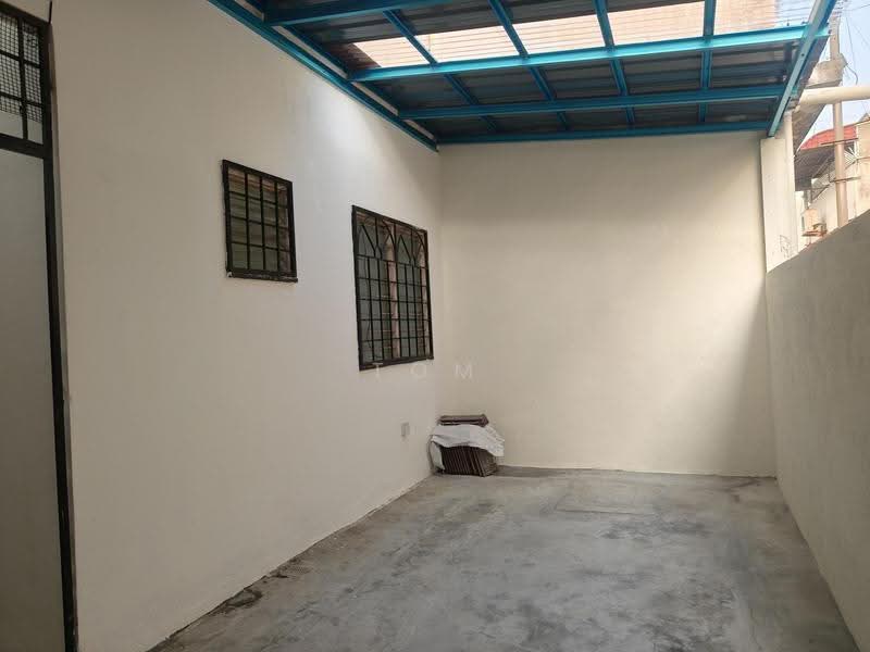 2-storey Terraced House for Sale in Bandar Putra Permai (Seri Kembangan) - Tom Foo - Exterior - PropertyGuru.com.my