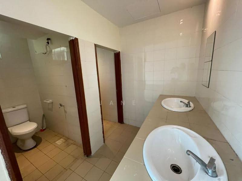 Shop for Rent in Taman Molek (Johor Bahru) - Jane Ngoi - Bathroom - PropertyGuru.com.my
