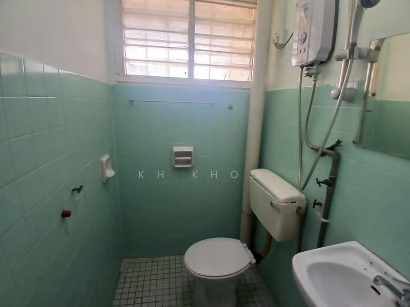 Rumah Teres 2-Tingkat untuk Dijual di SS19 (Subang Jaya) - KH Khoo - Bathroom - PropertyGuru.com.my