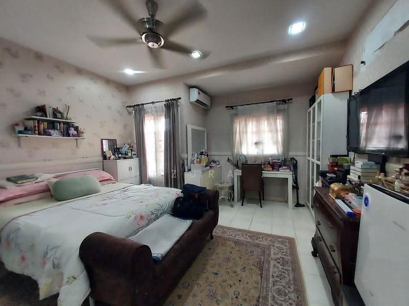 2-storey Terraced House for Sale in Sunway Kayangan (Shah Alam) - Hazura . - Primary bedroom - PropertyGuru.com.my