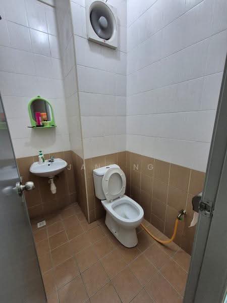 Kondominium untuk Dijual di Cassia Resort Condominium - Jane Ng - Bathroom - PropertyGuru.com.my
