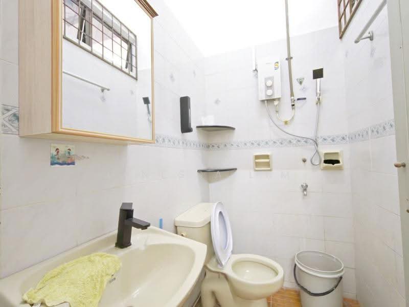 1-storey Terraced House for Rent in Taman Daya (Johor Bahru) - Janessa Lim - Bathroom - PropertyGuru.com.my