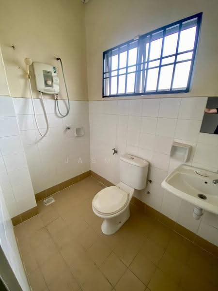 Rumah Teres 2-Tingkat untuk Disewa di Bandar Putra Permai (Seri Kembangan) - Jasmine Kok - Bathroom - PropertyGuru.com.my