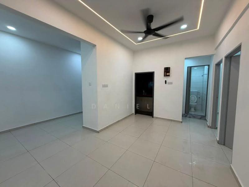 Rumah Flat untuk Dijual di Taman Perling - Daniel Yong - Living Room - PropertyGuru.com.my