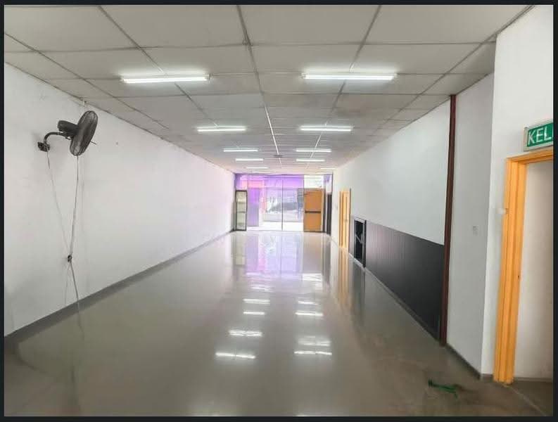 Shop / Office for Sale in Taman Industri Sungai Buloh (Sungai Buloh) - Wayne Tye - Corridor - PropertyGuru.com.my