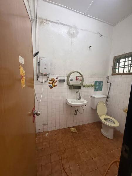 Rumah Teres 1-Tingkat untuk Disewa di Taman Skudai Baru (Skudai) - June Teo - Bathroom - PropertyGuru.com.my