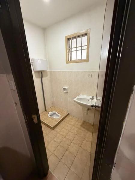 Rumah Teres 2-Tingkat untuk Disewa di Taman Setia Indah (Tebrau) - Heng . - Bathroom - PropertyGuru.com.my