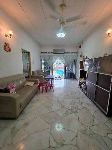 Rumah Teres 1-Tingkat untuk Dijual di Taman Ungku Tun Aminah (Skudai) - Ee Fong Toh - Living Room - PropertyGuru.com.my