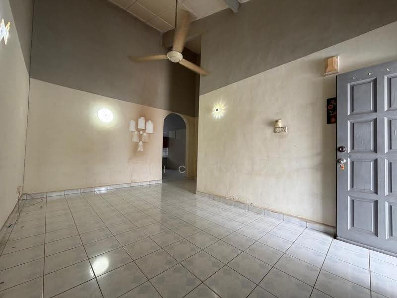 1-storey Terraced House for Rent in Taman Perling (Perling) - Eric Tan - Living Room - PropertyGuru.com.my
