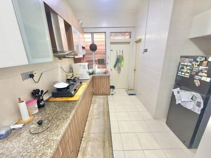 2-storey Terraced House for Sale in Alam Budiman (Shah Alam) - Wan Azlan Ahmad - Kitchen - PropertyGuru.com.my