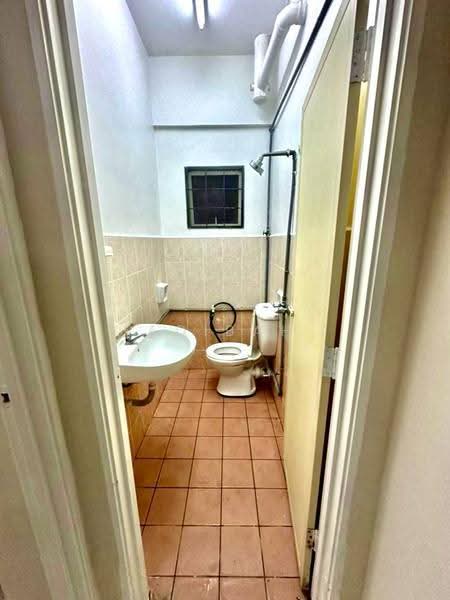 Pangsapuri untuk Dijual di Taman LTAT - Adibah Salim - Bathroom - PropertyGuru.com.my