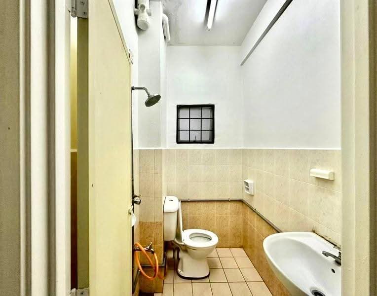 Pangsapuri untuk Dijual di Taman LTAT - Adibah Salim - Bathroom - PropertyGuru.com.my