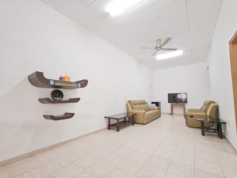 1-storey Terraced House for Rent in Taman Daya (Johor Bahru) - Merry Chua - Living Room - PropertyGuru.com.my
