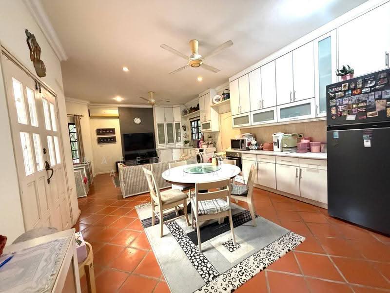 Semi-Detached House for Sale in Seksyen 7 (Shah Alam) - Rafedah Binti Abdul Aziz - Kitchen - PropertyGuru.com.my