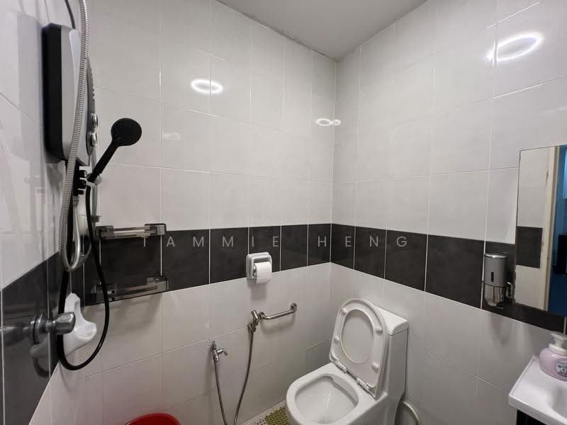 Rumah Berkembar untuk Dijual di Taman Sri Putra Mas (Sungai Buloh) - Tammie Heng - Bathroom - PropertyGuru.com.my