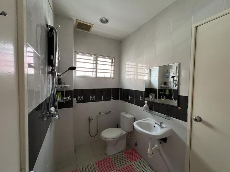 Rumah Berkembar untuk Dijual di Taman Sri Putra Mas (Sungai Buloh) - Tammie Heng - Bathroom - PropertyGuru.com.my