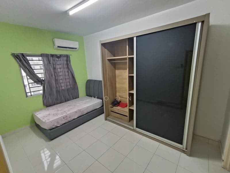 Kediaman Servis untuk Dijual di Koi Kinrara - Moon Chiew - Bedroom - PropertyGuru.com.my