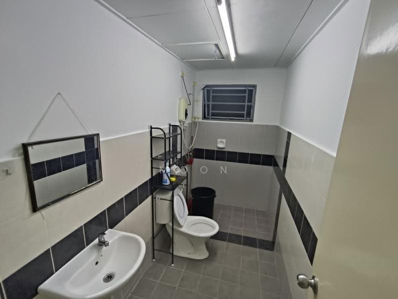 Kediaman Servis untuk Dijual di Koi Kinrara - Moon Chiew - Bathroom - PropertyGuru.com.my