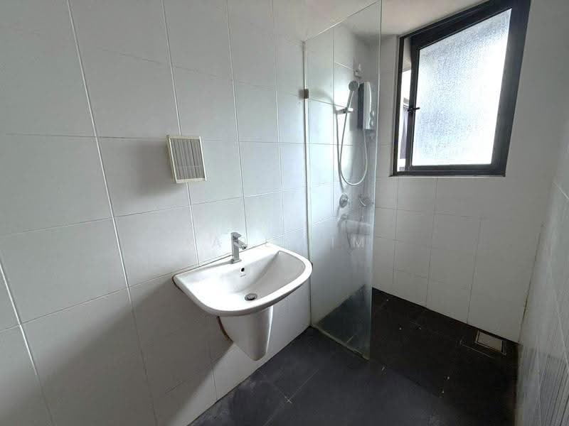 Service Residence for Sale at V@SUMMERPLACE - Karl Lim - Bathroom - PropertyGuru.com.my