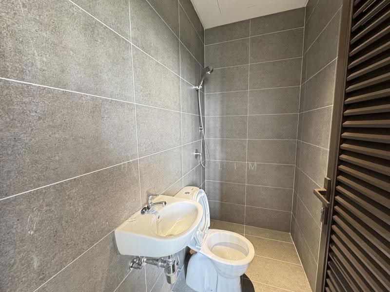 Kediaman Servis untuk Dijual di Jendela Residences - Heidi Lim - Bathroom - PropertyGuru.com.my