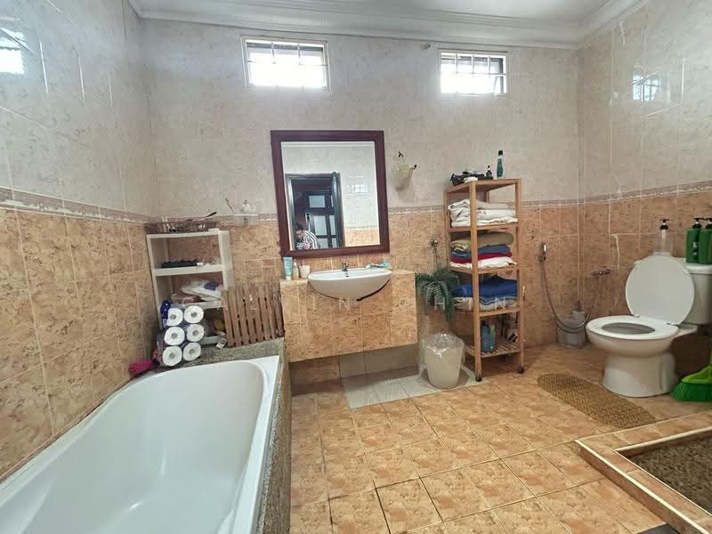 Rumah Berkembar untuk Dijual di Ukay Perdana (Ulu Kelang) - calvin Chin - Bathroom - PropertyGuru.com.my