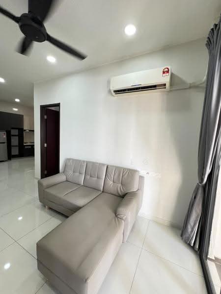 Kondominium untuk Disewa di Royal Strand @ Country Garden Danga Bay - Muslieg . - Living Room - PropertyGuru.com.my