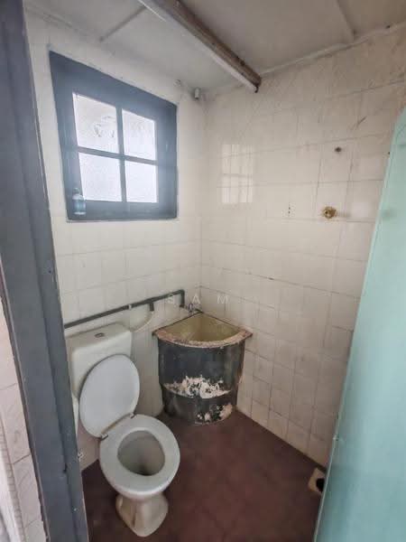 Shop / Office for Rent in Bandar Baru Menglembu (Menglembu) - Sam . - Bathroom - PropertyGuru.com.my