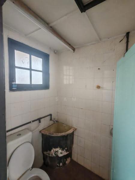 Shop / Office for Rent in Bandar Baru Menglembu (Menglembu) - Sam . - Bathroom - PropertyGuru.com.my